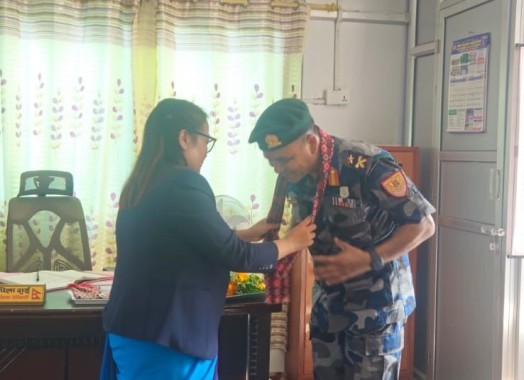 सशस्त्र प्रहरी नायब उपरीक्षक संगीत भट्टज्यूको बिदा र सशस्त्र प्रहरी नायब उपरीक्षक नबिन बुढाथोकीज्यूको स्वागत गर्दै