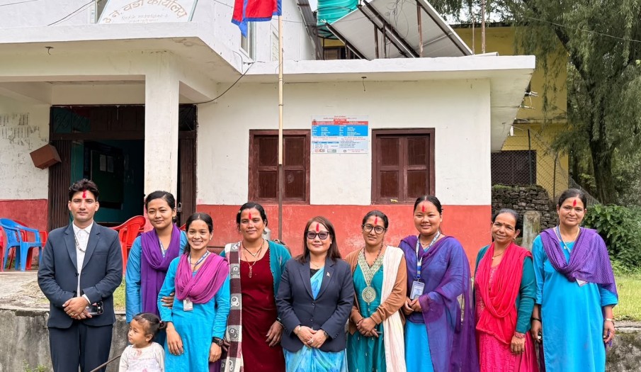 प्रमुख जिल्ला अधिकारी श्री कोपिला राईज्यू र जिल्लास्थित सुरक्षा निकायका प्रमुखज्यूहरुद्धारा सिस्ने गाउँपालिका वडा नं ३ मा अस्थायी प्रहरी चौकी स्थापना  विषयमा छलफल र वडामा विद्यमान अवस्थाको स्थलगत अनुगमन गर्दै गर्दाका तस्बिर