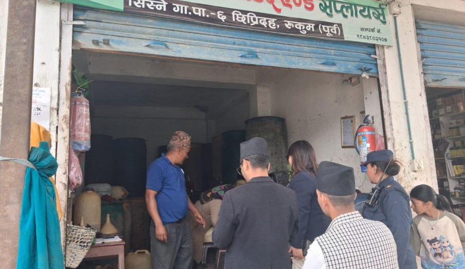 प्रमुख जिल्ला अधिकारी श्री कोपिला राईज्यूको संयोजकत्वमा जिल्ला स्थित पेट्रोलियम पदार्थ विक्रेता व्यवसायहरुको निरिक्षण गर्दै गर्दाको तस्बीर
