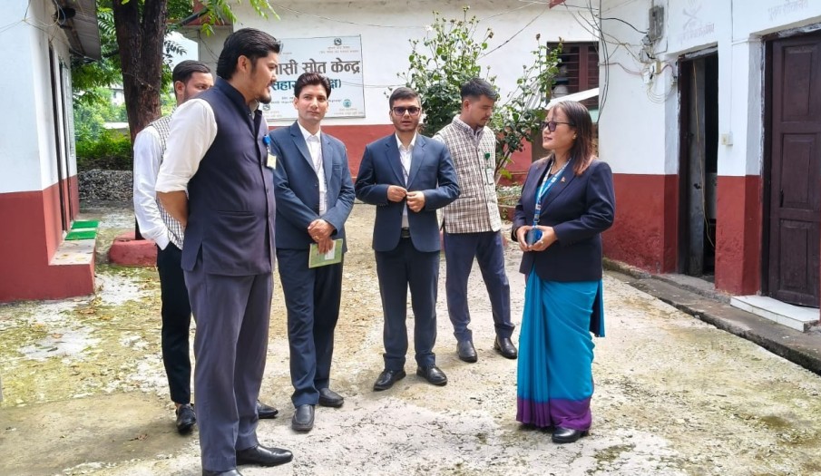 प्रमुख जिल्ला अधिकारी श्री कोपिला राईज्यूद्धारा कार्यालयको भौतिक वातारवरण र शाखाहरु निरिक्षण