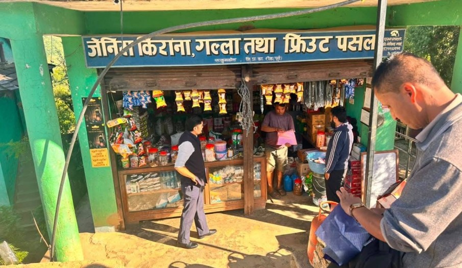संविधान दिवसको अवसरमा कार्यालय सरसफाईमा स्टाफहरु