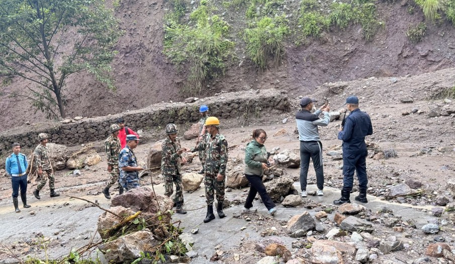 प्रमुख जिल्ला अधिकारीज्यू लगायत सुरक्षा निकायका प्रमुखज्यूहरु समेतको उपस्थितिमा मध्यपहाडी लोकमार्ग अन्तर्गत भुमे गाउँपालिका -४ को धौलापहिरामा आएको लेदोसहितको पहिरोको अनुगमन