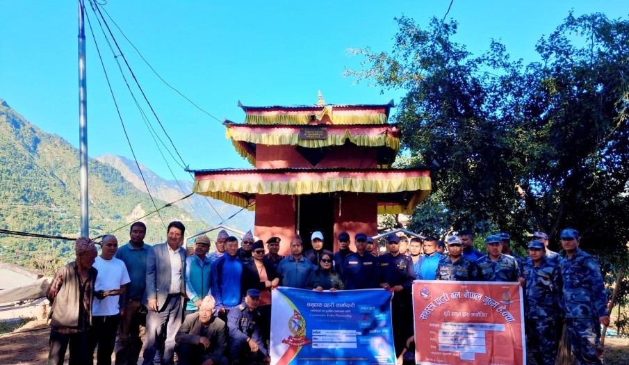 सरसफाई सप्ताहको क्रममा जिल्लाको वडा नं. ६ स्थित बिन्देवासिनी मन्दिर सरसफाई गर्दै ।