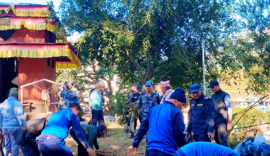 सरसफाई सप्ताहको क्रममा जिल्लाको वडा नं. ६ स्थित बिन्देवासिनी मन्दिर सरसफाई गर्दै ।