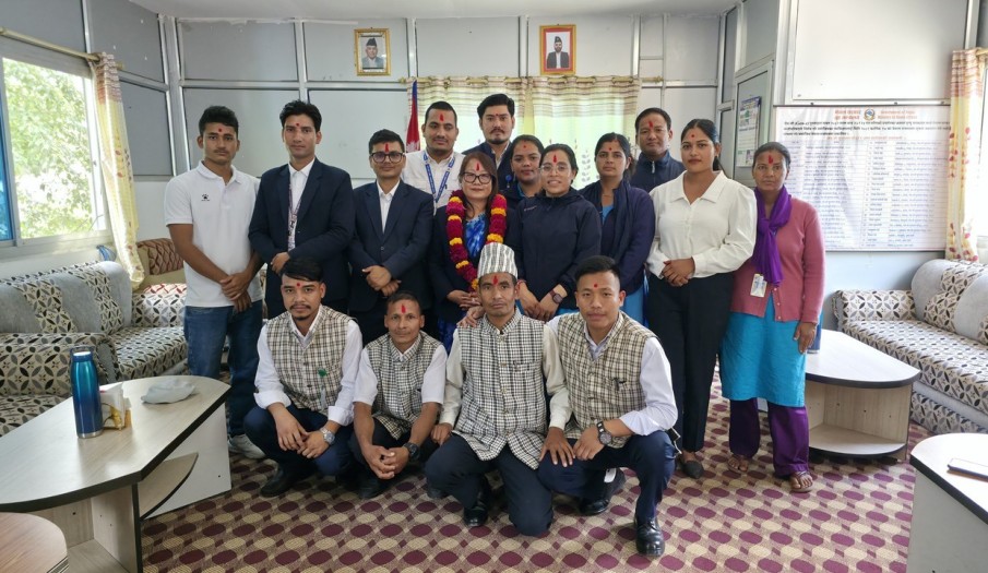 प्रमुख जिल्ला अधिकारी श्री कोपिला राईज्यूलाई कार्यालय कर्मचारीहरुद्धारा स्वागत