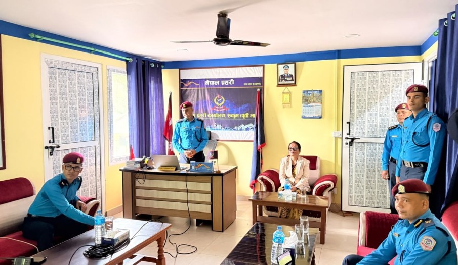 प्रमुख जिल्ला अधिकारी श्री कोपिला राईज्यूद्धारा जिल्ला प्रहरी कार्यालय निरिक्षण