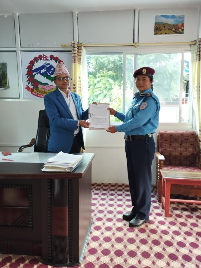 प्रमुख जिल्ला अधिकारी श्री माधव प्रसाद शर्मा ज्यू र प्र.ना.उ श्री अञ्जना श्रेष्ठ ज्यू बिच आ.व. २०८०-०८१ का लागि भएको कार्य सम्झौता पत्र हस्तान्तरण गर्दै