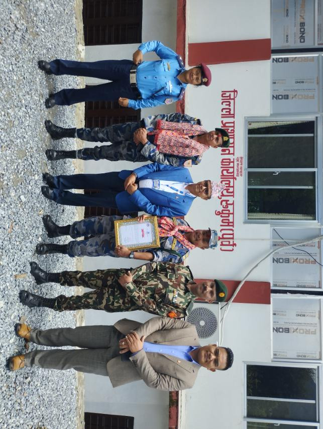 जिल्ला सुरक्षा समिति सदस्य स.प्र.ना.उ. श्री रविन्द्र श्रेष्ठको फेरी भेटौला कार्यक्रम तथा स.प्र.ना.उ. श्री होमराज न्यौपानेको स्वागत कार्यक्रम पश्चात तस्विर खिचाउदै जिल्ला सुरक्षा समितिका पदाधिकारी (2)