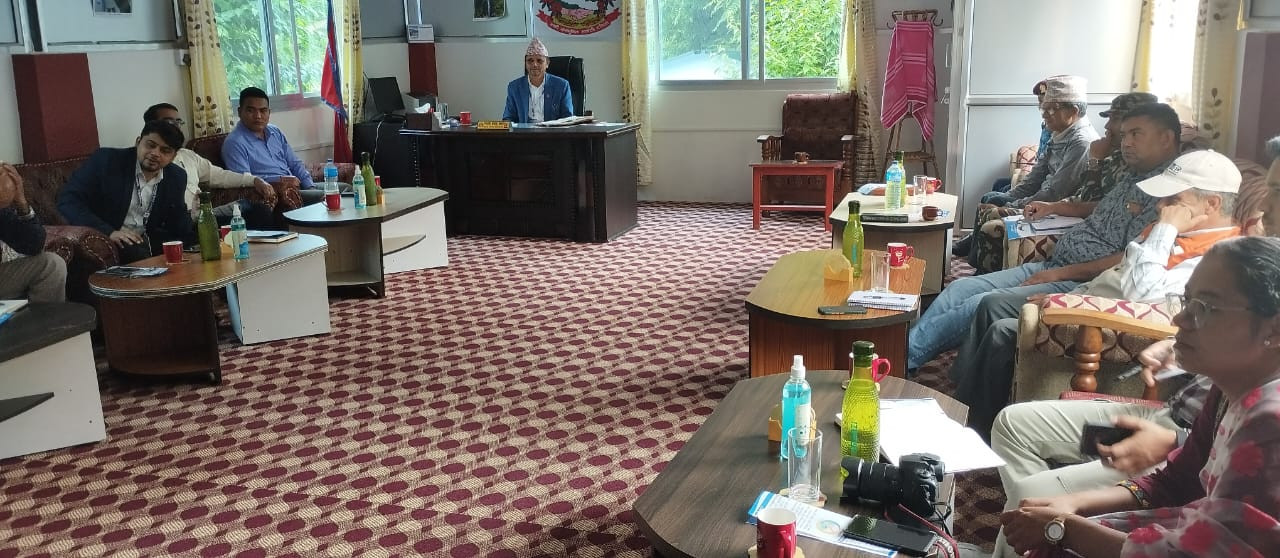 प्रमुख जिल्ला अधिकारी श्री माधव प्रसाद शर्मा ज्यूको अध्यक्षतामा डेङ्गी रोगको संक्रमण रोकथाम तथा नियन्त्रण सम्बन्धी सरोकारवालाहरुसँगको बैठक