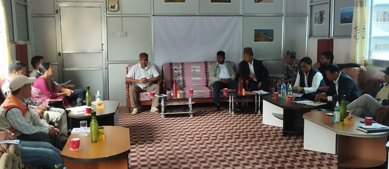 प्रमुख जिल्ला अधिकारी श्री माधव प्रसाद शर्मा ज्यूको अध्यक्षतामा डेङ्गी रोगको संक्रमण रोकथाम तथा नियन्त्रण सम्बन्धी सरोकारवालाहरुसँगको बैठक