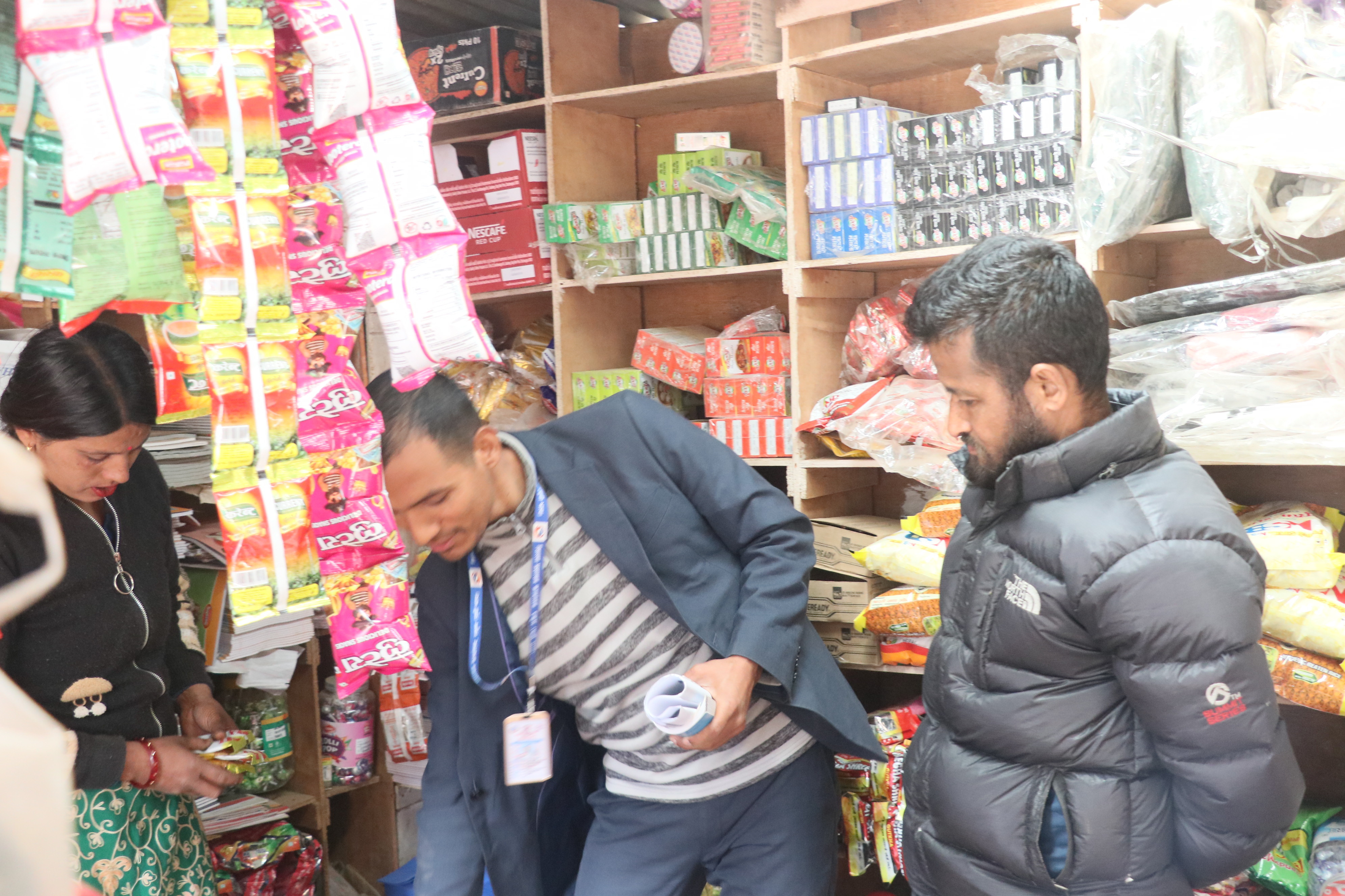 जिल्ला प्रशासन कार्यालय, घरेलु तथा साना उद्योग कार्यालय, पुथा उत्तरगंगा गाउँपालिका, सुरक्षा निकायको संयुक्त अनुगमन टोलीले तकसेरा बजारमा अनुगमन