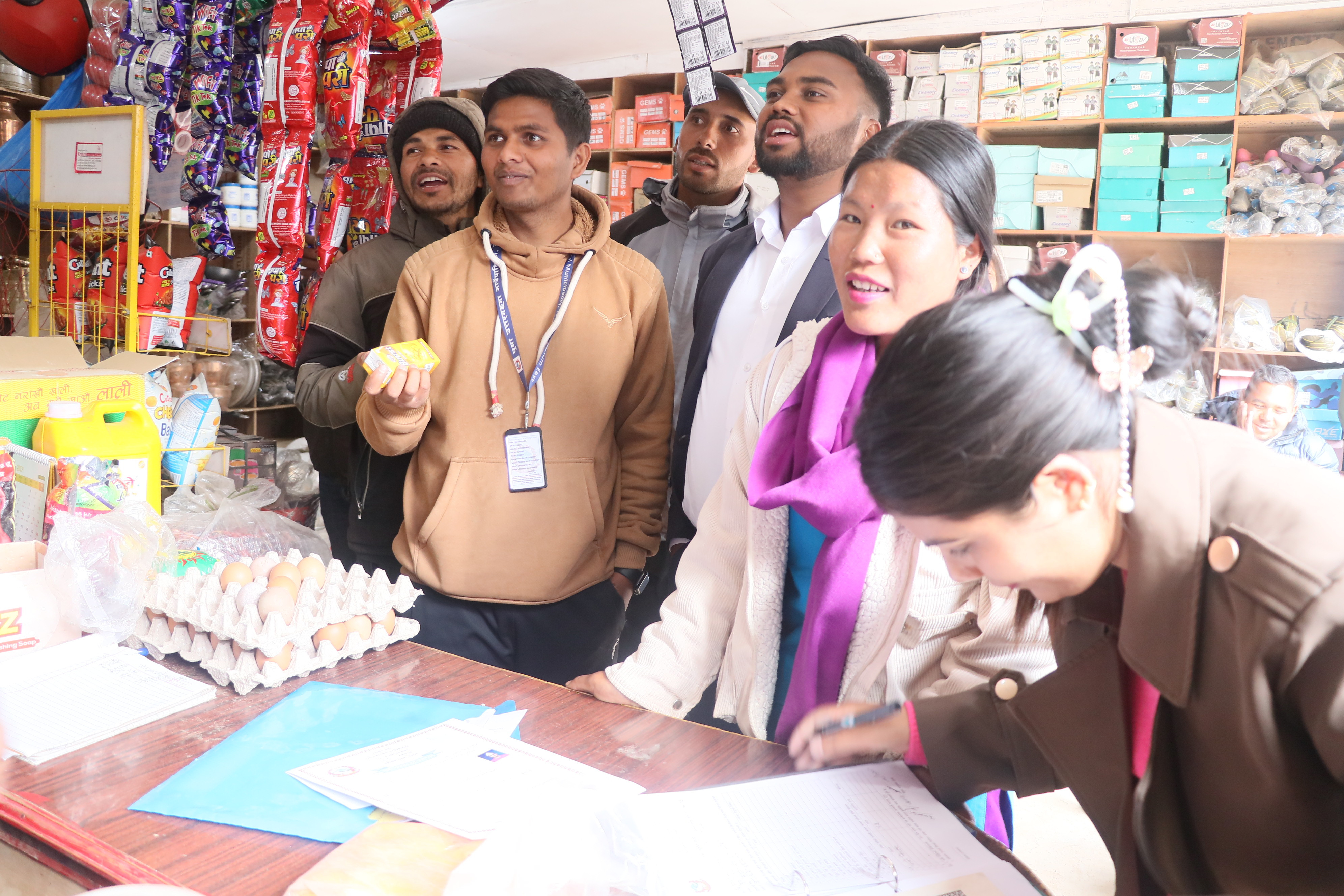 जिल्ला प्रशासन कार्यालय, घरेलु तथा साना उद्योग कार्यालय, पुथा उत्तरगंगा गाउँपालिका, सुरक्षा निकायको संयुक्त अनुगमन टोलीले तकसेरा बजारमा अनुगमन