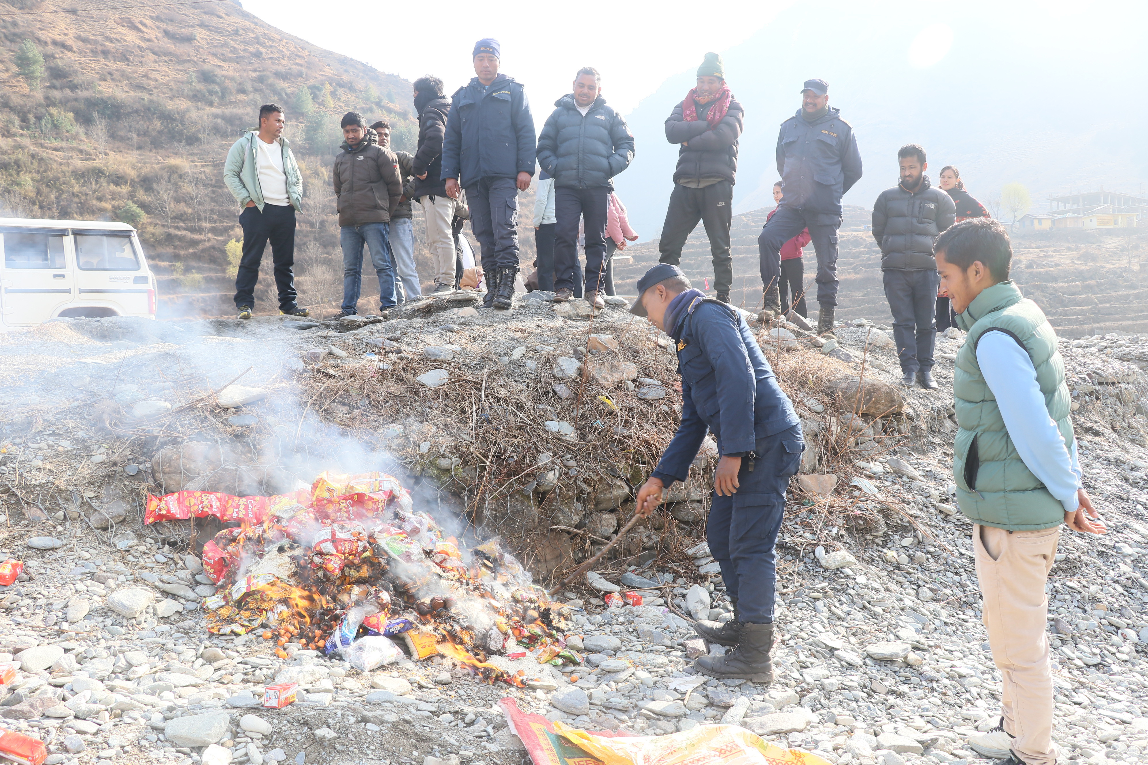 जिल्ला प्रशासन कार्यालय, घरेलु तथा साना उद्योग कार्यालय, पुथा उत्तरगंगा गाउँपालिका, सुरक्षा निकायको संयुक्त अनुगमन टोलीले तकसेरा बजारमा अनुगमन गरी जफत गरिएका अखाद्य सामग्रीहरु नष्ट गर्दै