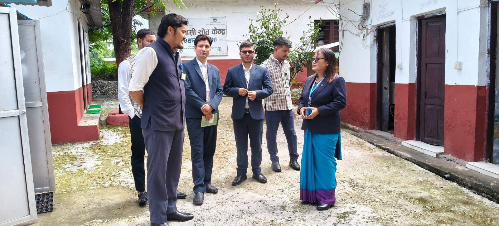 प्रमुख जिल्ला अधिकारी कोपला राईज्यूद्धारा कार्यालको भौतिक स्थिति साथै शाखा अनुगमन /निरिक्षण गर्दै