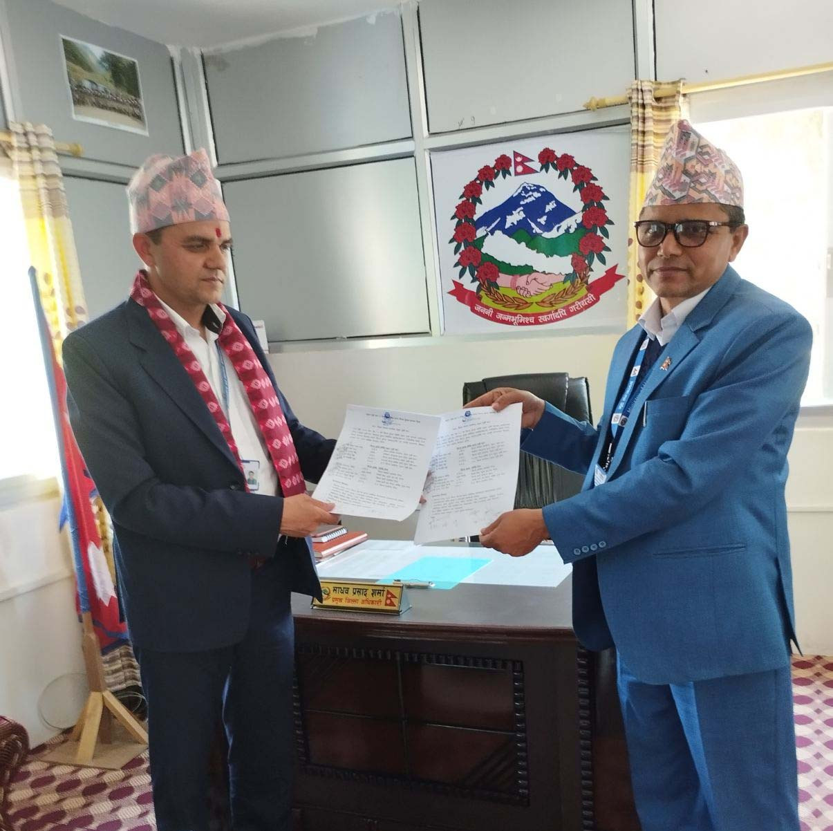 जिल्ला सुरक्षा समिति, रुकुम (पूर्वी भाग) र जिल्ला सुरक्षा समिति, रोल्पा बिच अन्तर जिल्ला सुरक्षा समन्वय बैठक पश्चात निर्णय आदान प्रदान गर्दै प्रमुख जिल्ला अधिकारी ज्यूहरु