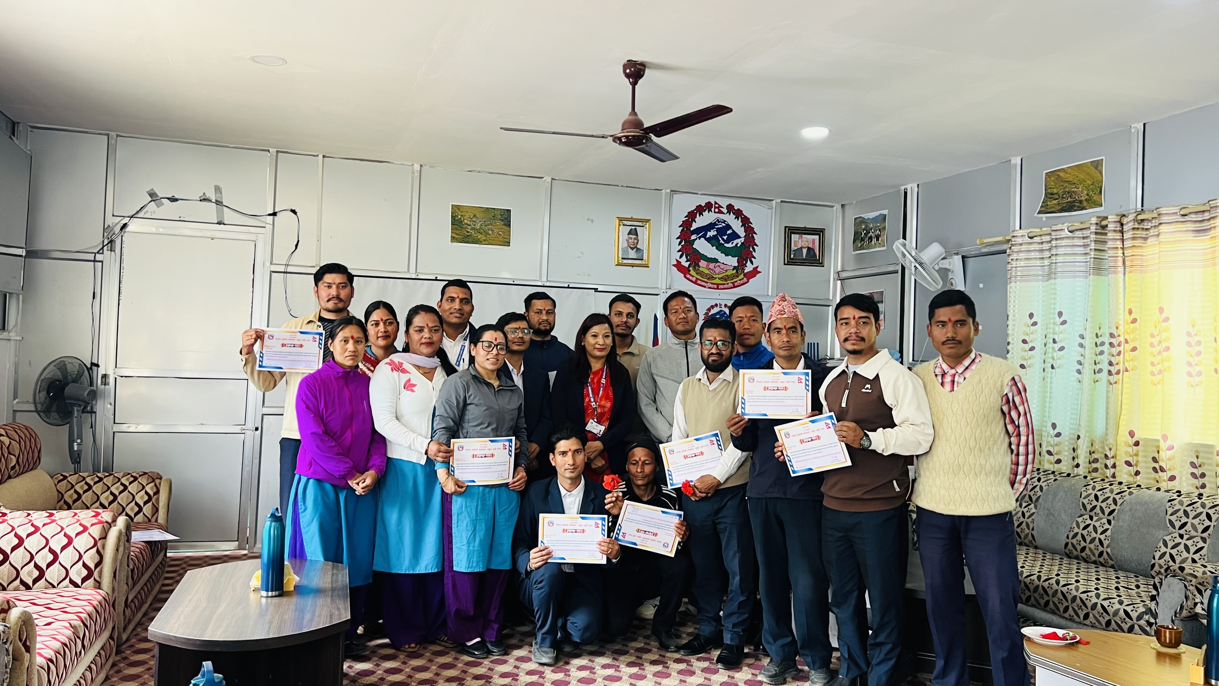प्रतिनिधि सभा सदस्य निर्वाचन , २०८२ सफलता पूूर्व सम्पन्‍न गरेकोमा बधाई सहित  कार्यालयमा कार्यरत कर्मचारी  सम्मान गर्दै प्रमुख जिल्ला अधिकारी सीता परियार