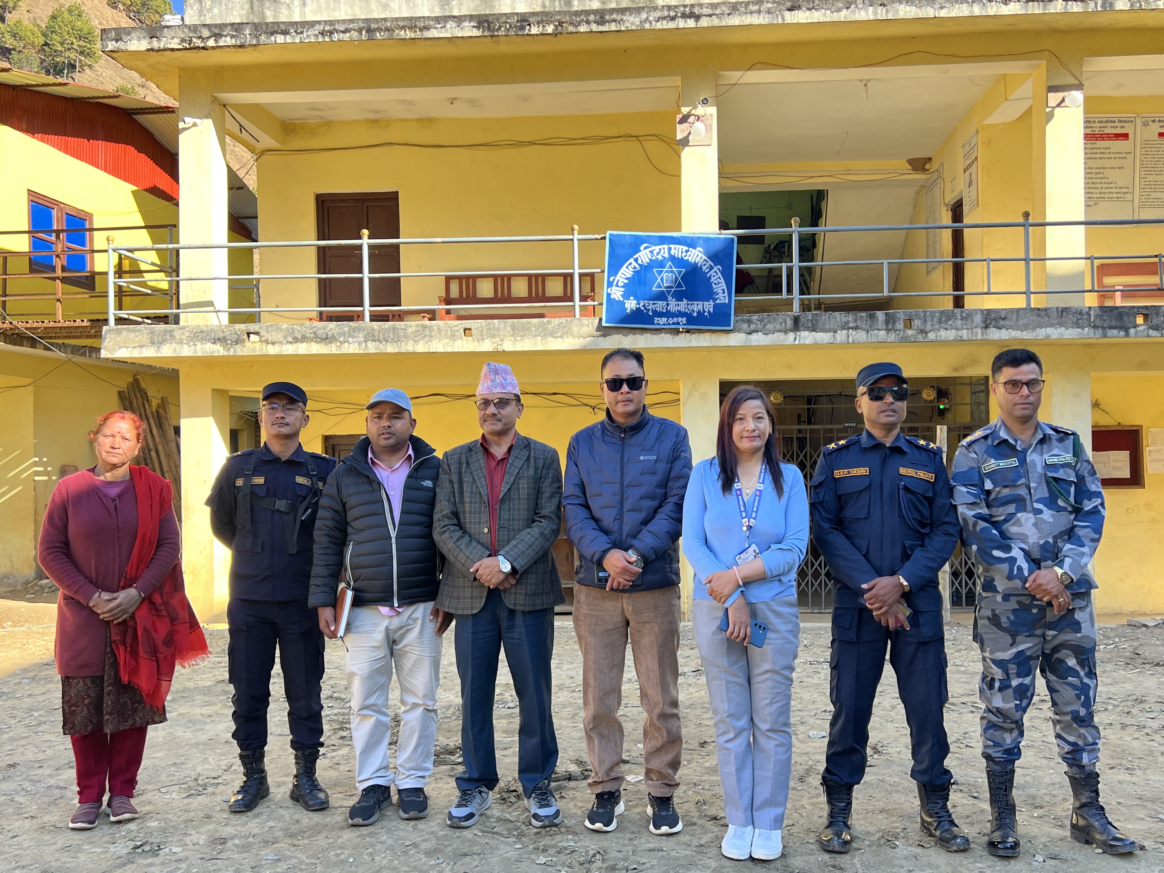 प्रतिनिधि सभा सदस्य निर्वाचन मतदानस्थल अनुगमन गर्दै प्रमुख जिल्ला अधिकारी सीता परियार लगायत जिल्ला सुरक्षा समिति