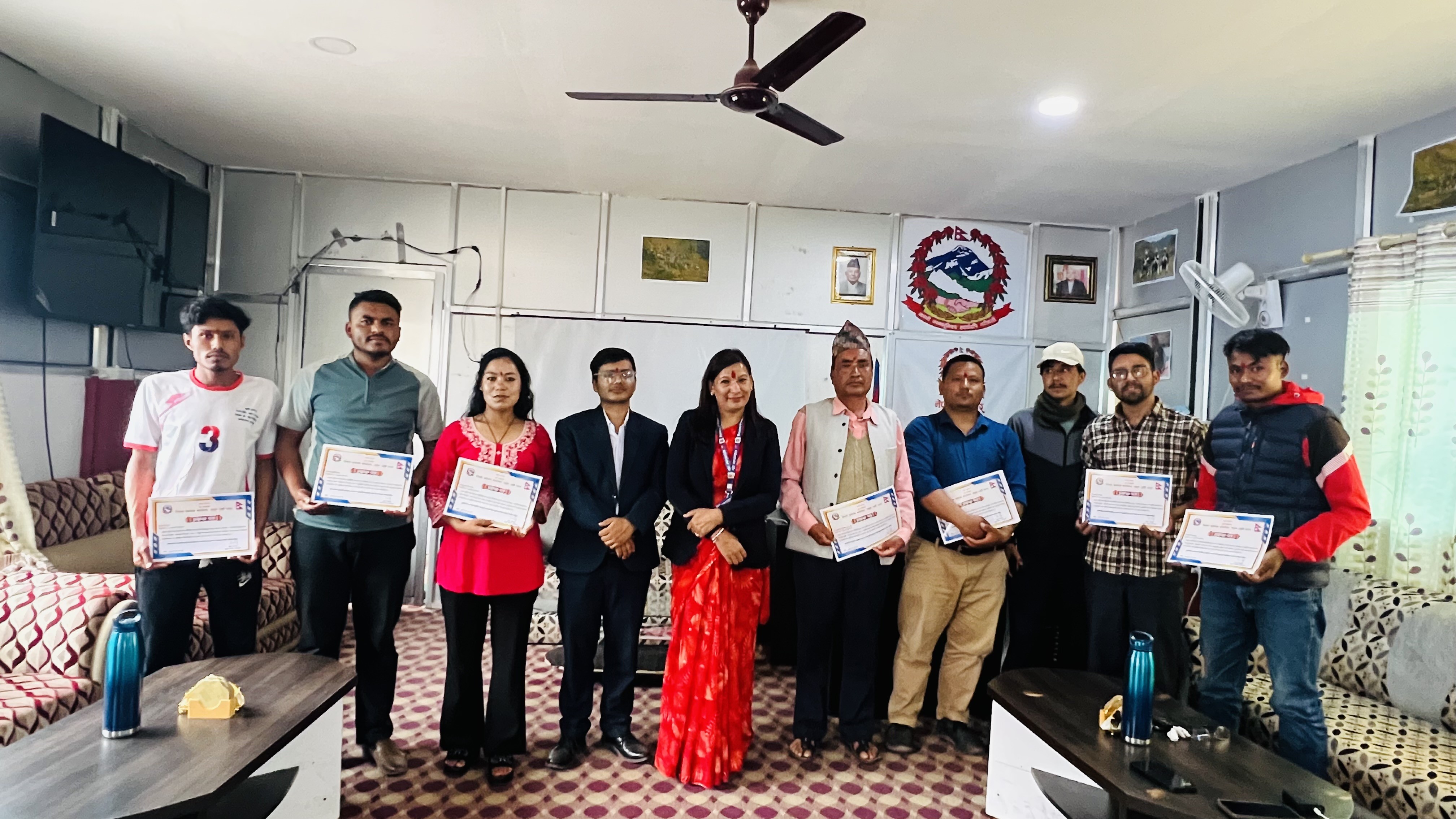 प्रतिनिधि सभा सदस्य निर्वाचन , २०८२ सफलता पूूर्व सम्पन्‍न गरेकोमा बधाई सहित  जिल्लास्थित पत्रकारहरुलाई  सम्मान गर्दै प्रमुख जिल्ला अधिकारी सीता परियार