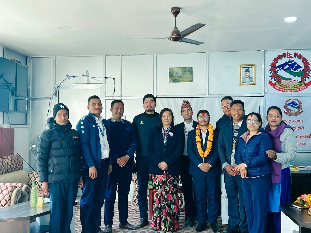 सहायक प्रमुख जिल्ला अधिकारी श्री समिर गौतम सरलाई स्वागत गर्दै ।